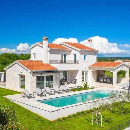 Vakantiehuis Stunning In Sveti Lovrec W/ Outdoor Swimming Pool&4 Bedrooms