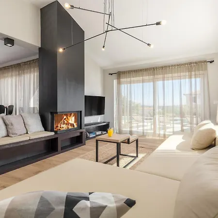 Stunning In Sveti Lovrec W/ Outdoor Swimming Pool&4 Bedrooms Sveti Lovreč Pazenatički