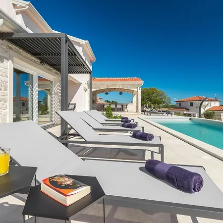 Vakantiehuis Stunning In Sveti Lovrec W/ Outdoor Swimming Pool&4 Bedrooms