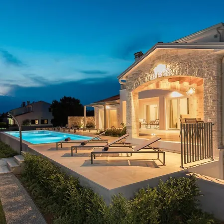 Stunning In Sveti Lovrec W/ Outdoor Swimming Pool&4 Bedrooms * Sveti Lovreč Pazenatički
